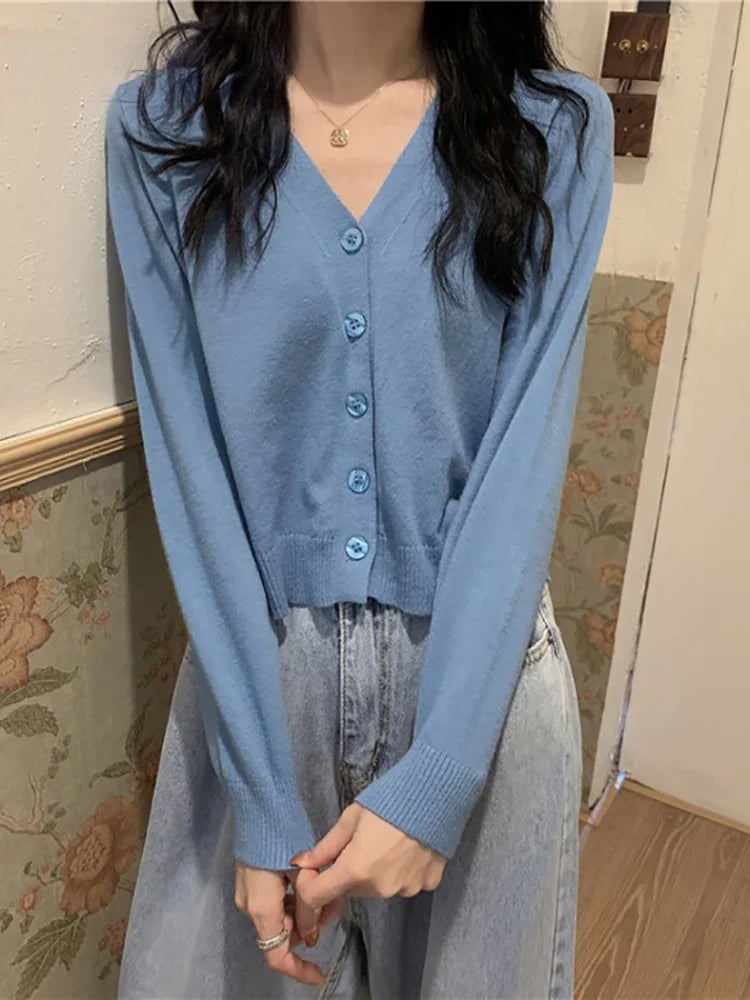 Women's knitted cardigan with V-neck and button closure