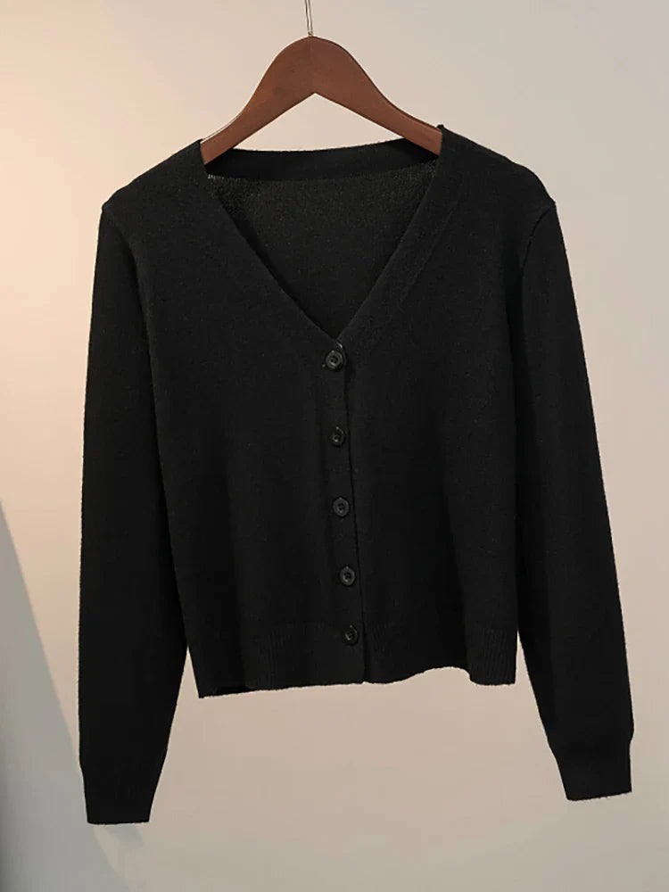 Women's knitted cardigan with V-neck and button closure