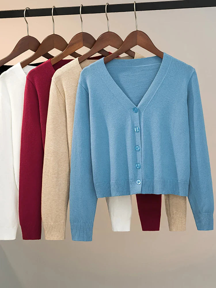 Women's knitted cardigan with V-neck and button closure
